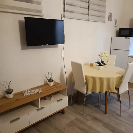 Mira 2 Apartment Split